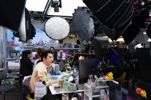 李佳琦直播间助力“双11”出海，国货美妆全球热销