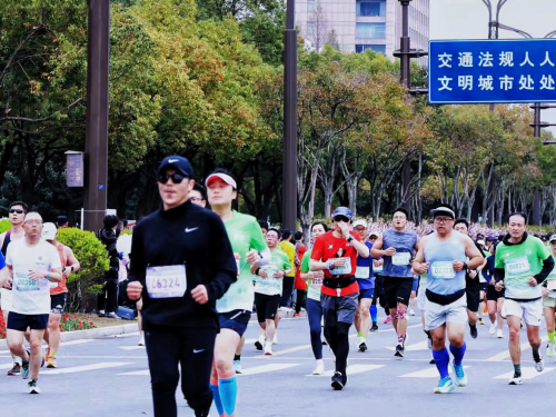 华体育网官方入口“慈莲行动” 范景翔首登“扬州马拉松”公益发行《扬州节奏》致力“(图5)