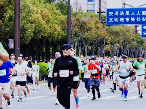 华体育网官方入口“慈莲行动” 范景翔首登“扬州马拉松”公益发行《扬州节奏》致力“(图2)