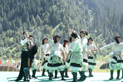 牧民与牦牛“本色出演”：2026甘孜山地文化旅游节在玉科草原震撼启幕